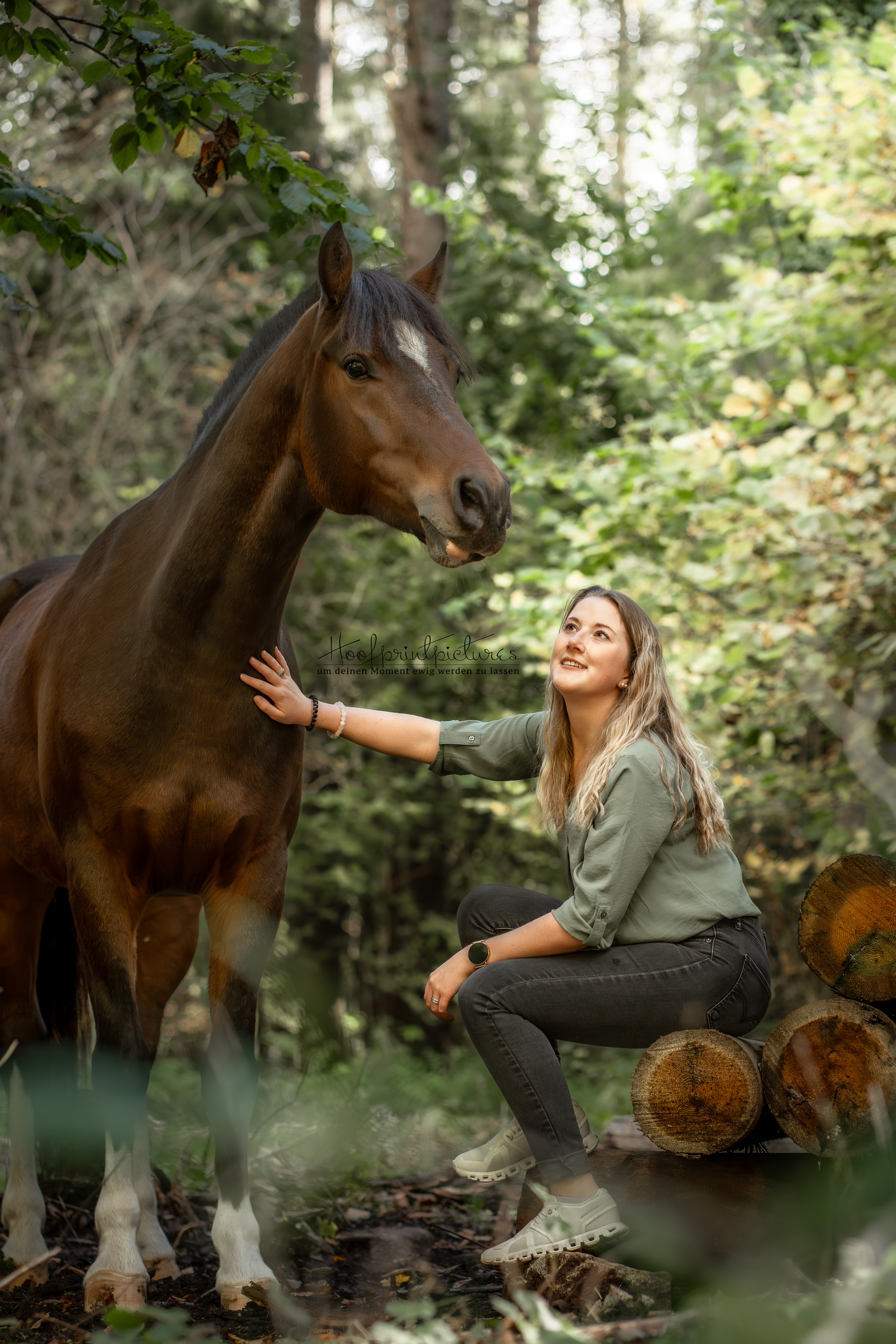 Pferdeshooting Schweiz – Frau mit Warmblut im Wald